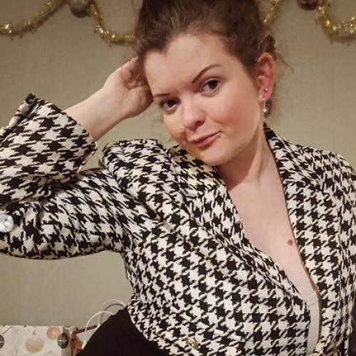 Yöllä kun kaupunki nukkuu, avaan oven raolleen