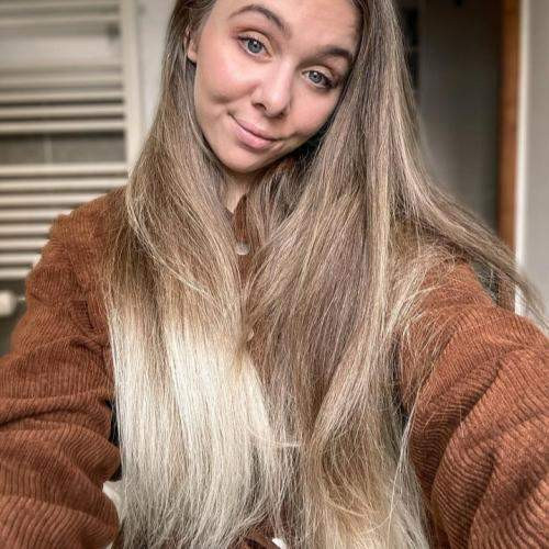 Keskellä päivää kahvilan takahuoneessa hän vetää minut