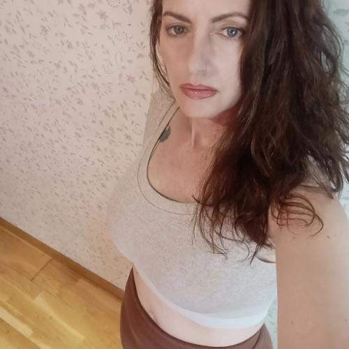 Haluan tuntea itseni täysin seksitr-lutkana joka tulee heti kun hän käskee