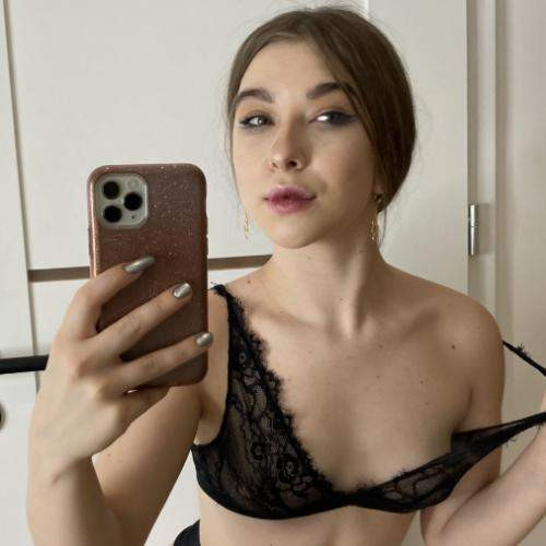 Hymyileväinen sinkku joka nauttii elämästään hurjasti