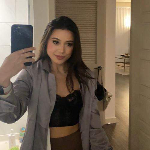 Uima-allas on tyhjä yöllä, valot heijastuvat veteen